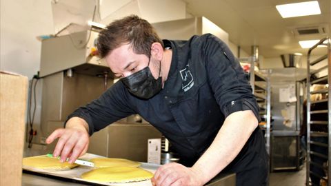 «La pâtiserie permet ce côté créatif qui me passionne», affirme Julien Lambert. © D. Péronne